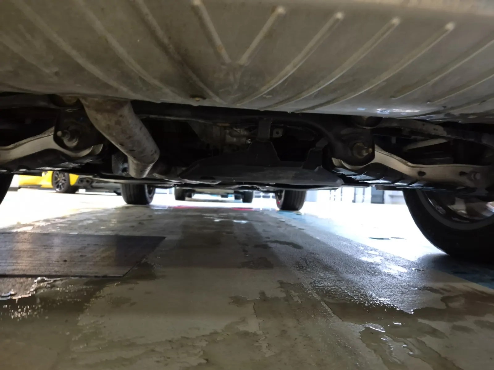 Undercarriage - Rear Photo