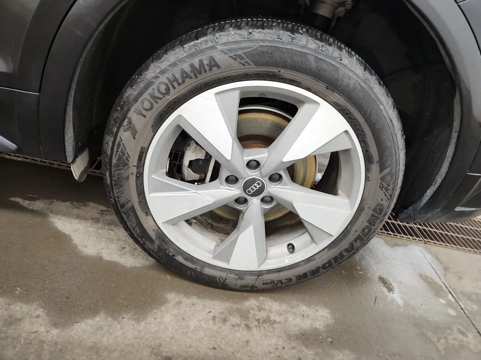 Left Rear Wheel/Tire Photo