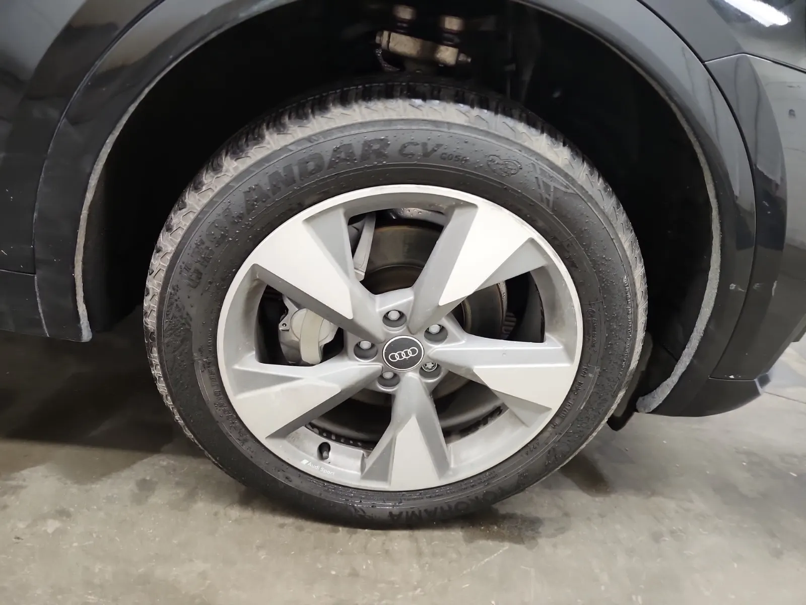 Right Front Wheel/Tire Photo
