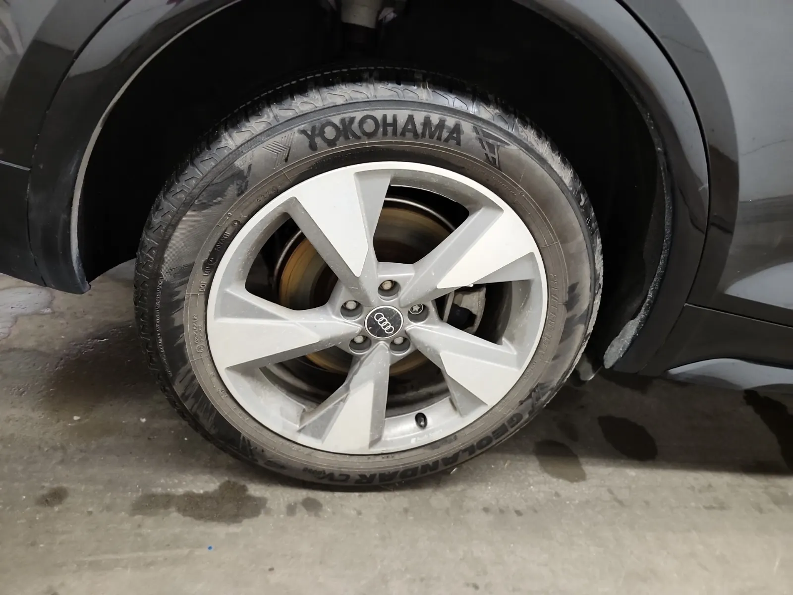 Right Rear Wheel/Tire Photo