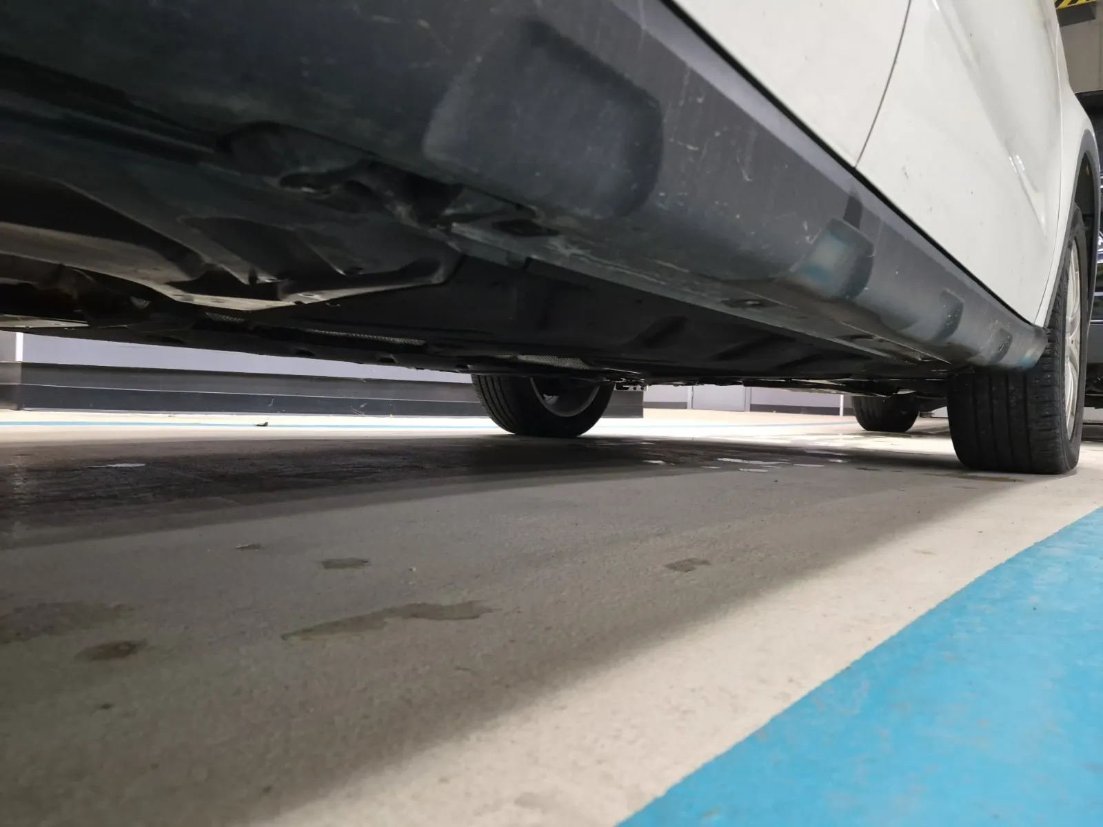 Undercarriage - Passenger Photo