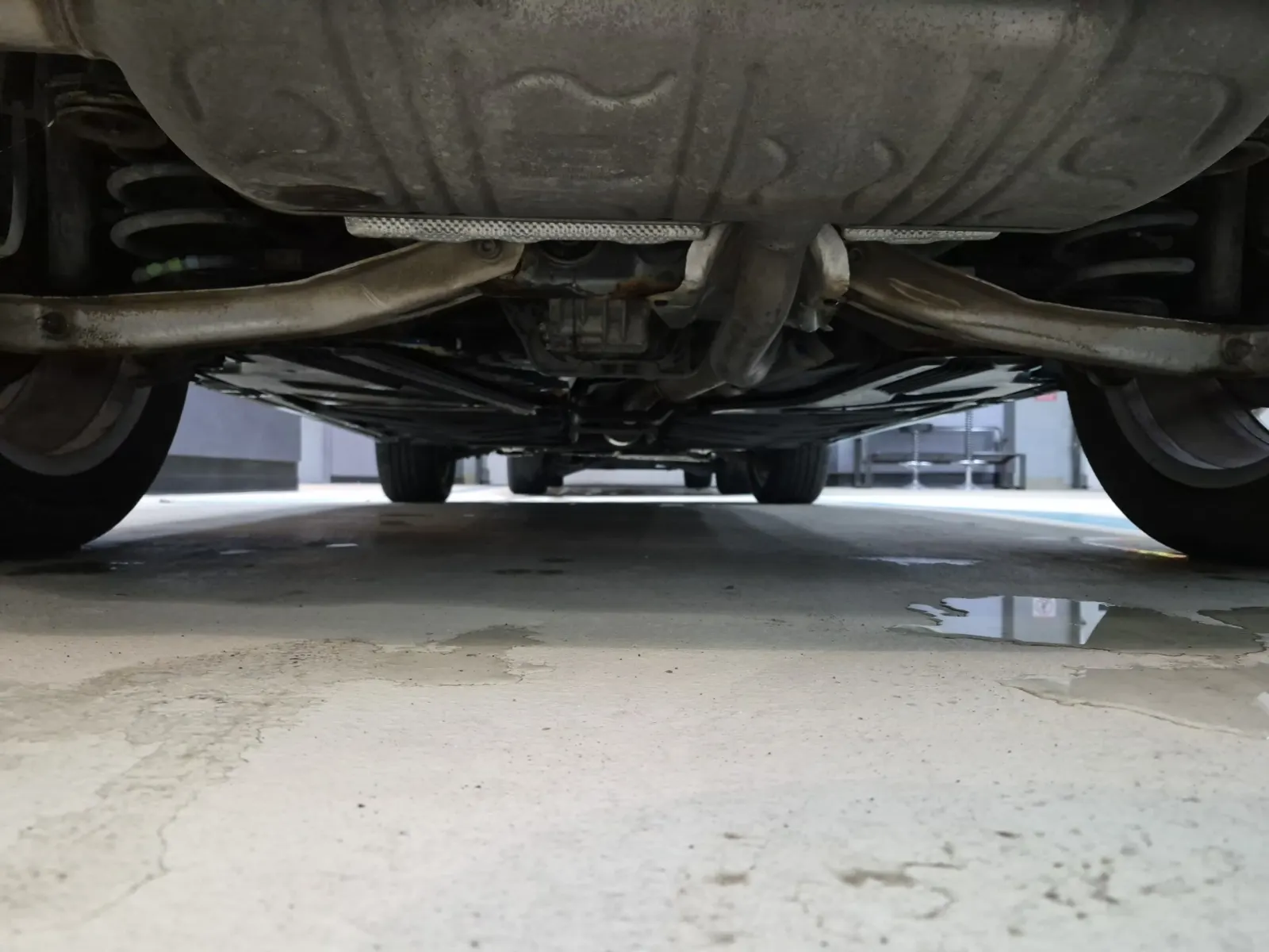 Undercarriage - Rear Photo