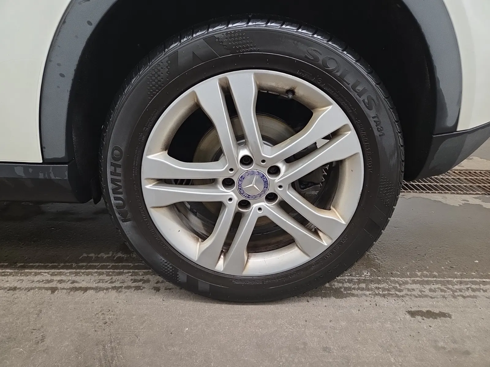 Left Rear Wheel/Tire Photo