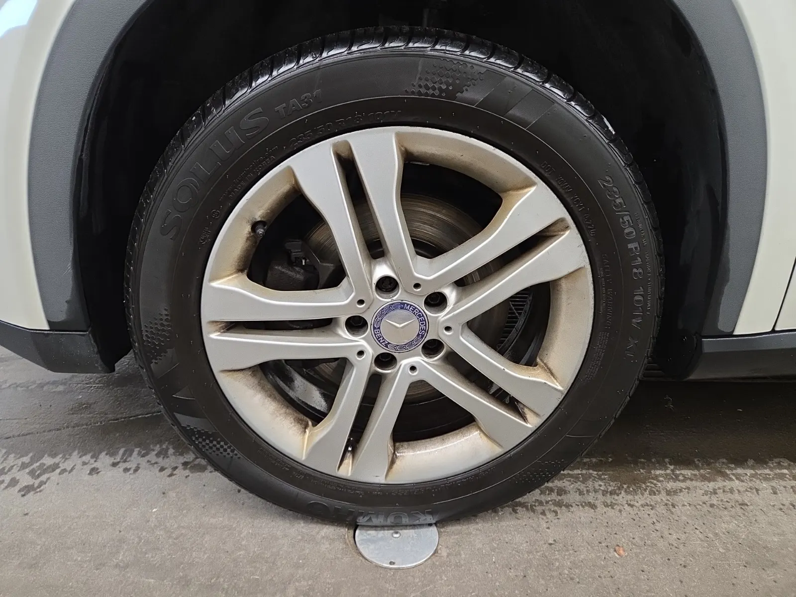 Front driver wheel/tire photo
