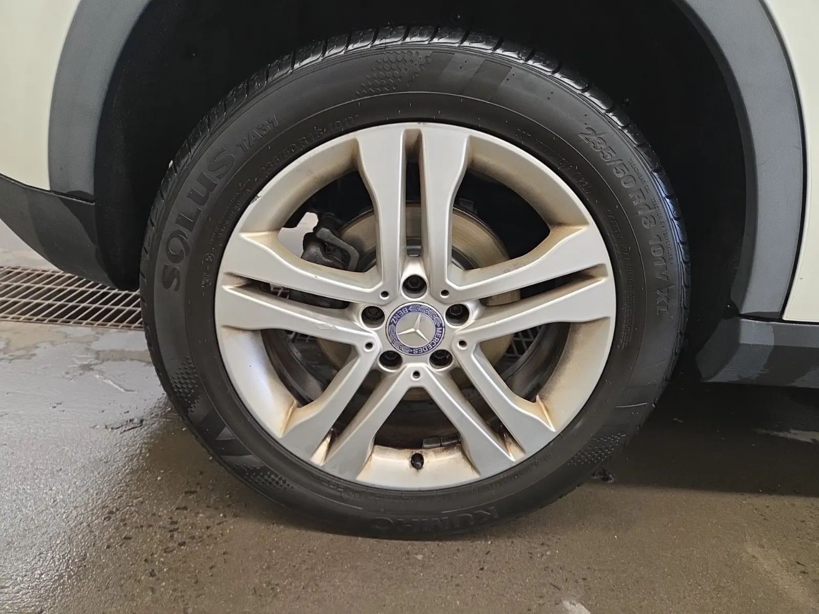 Right Rear Wheel/Tire Photo