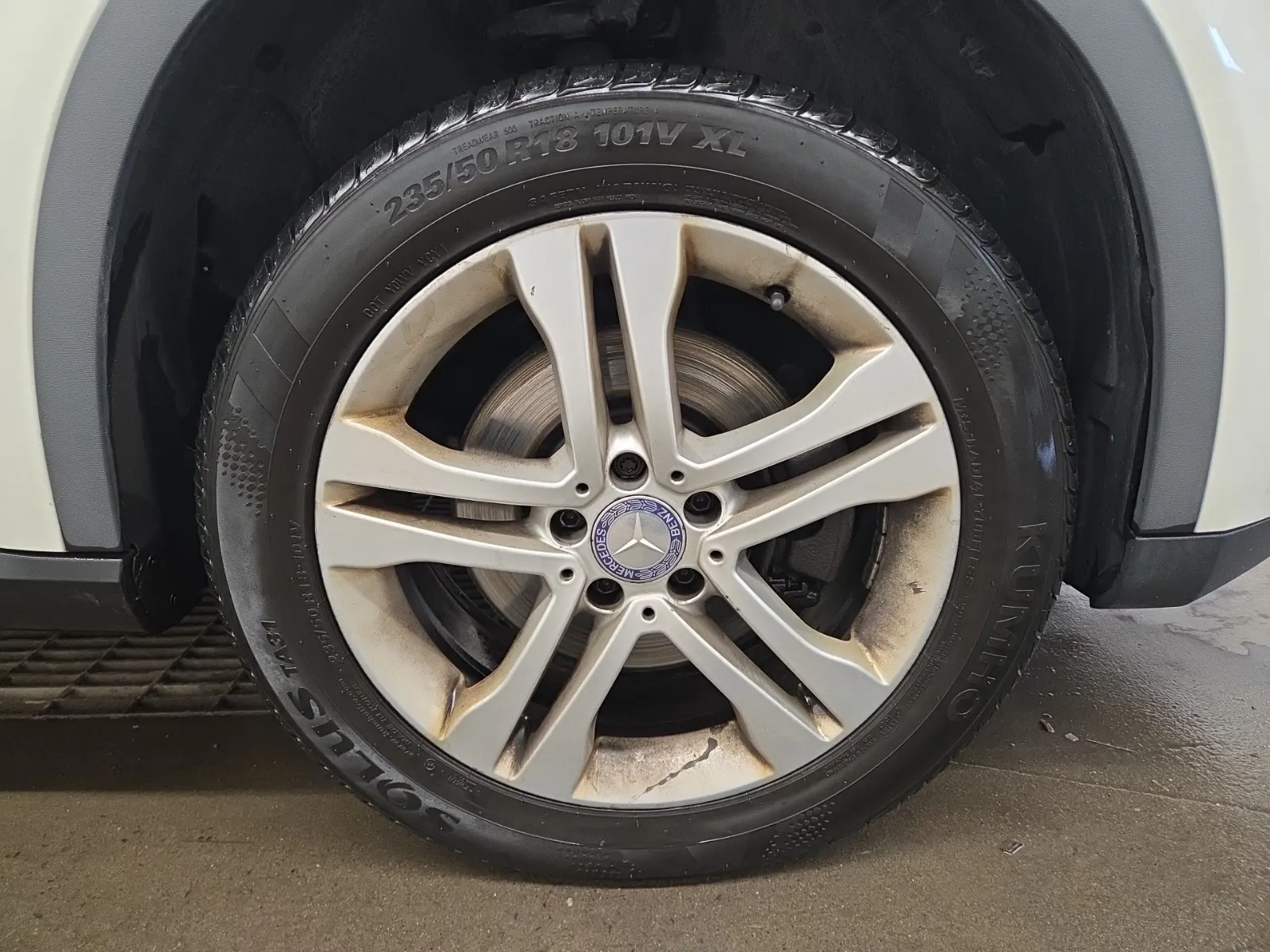 Right Front Wheel/Tire Photo