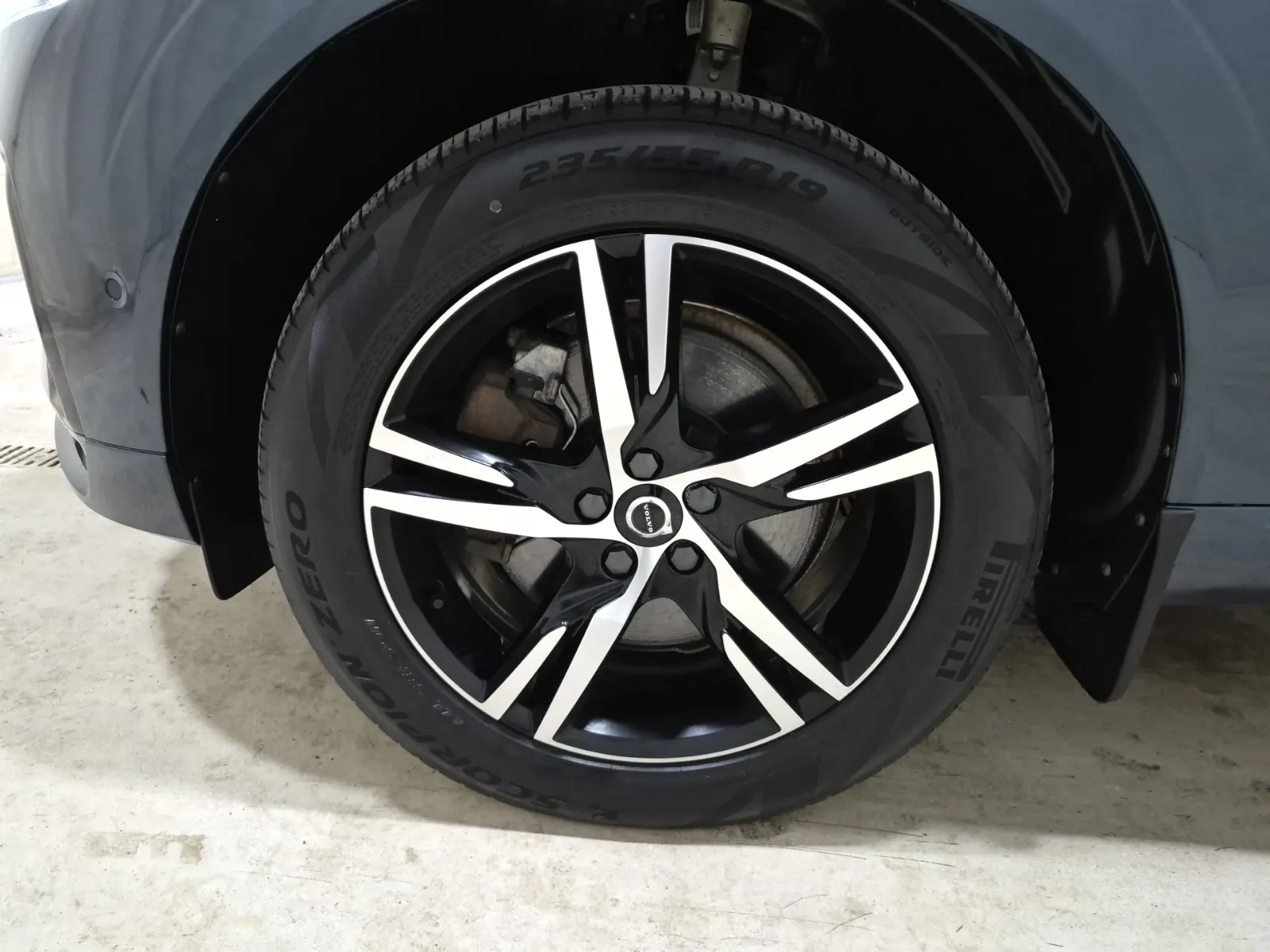 Front driver wheel/tire photo