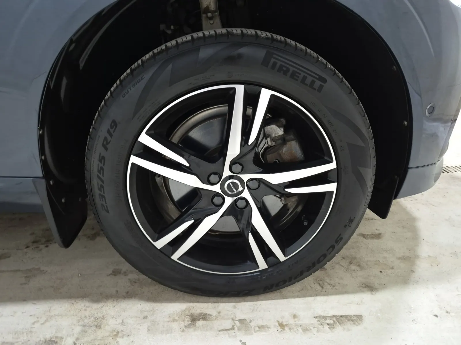 Right Front Wheel/Tire Photo