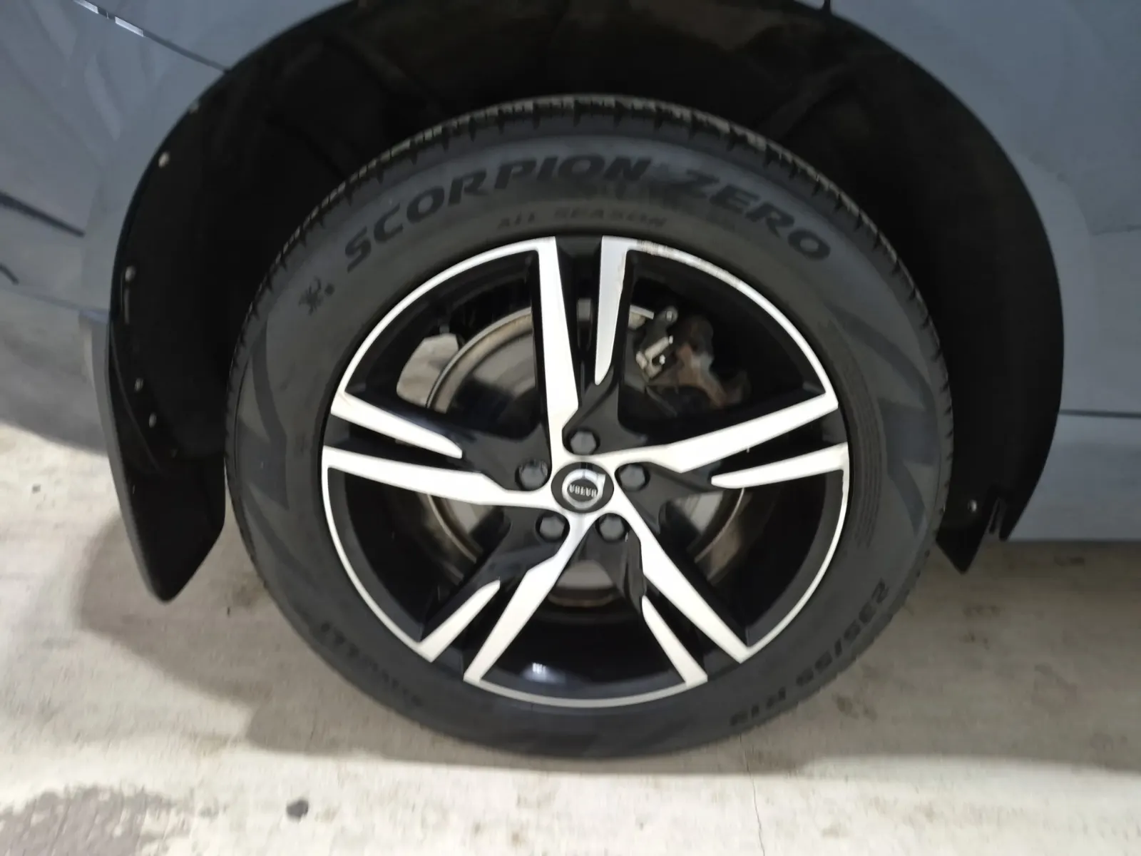 Right Rear Wheel/Tire Photo