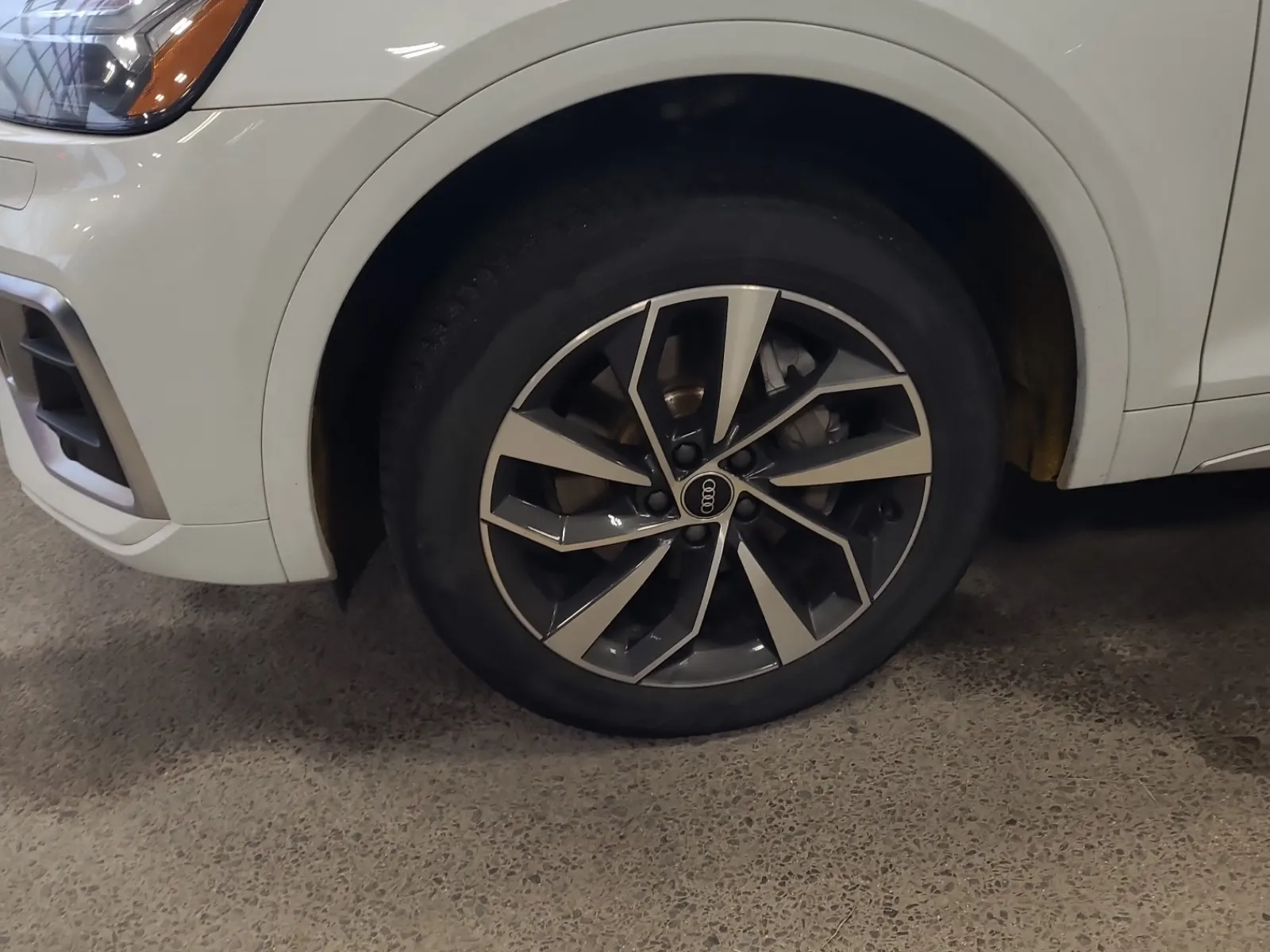 Front driver wheel/tire photo