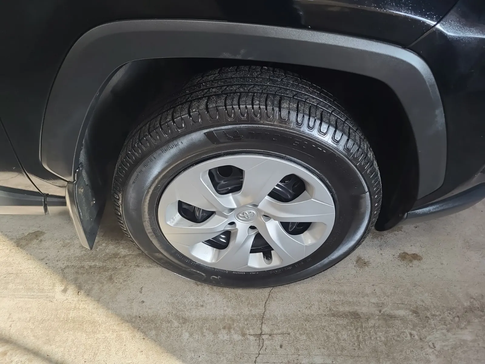Right Front Wheel/Tire Photo