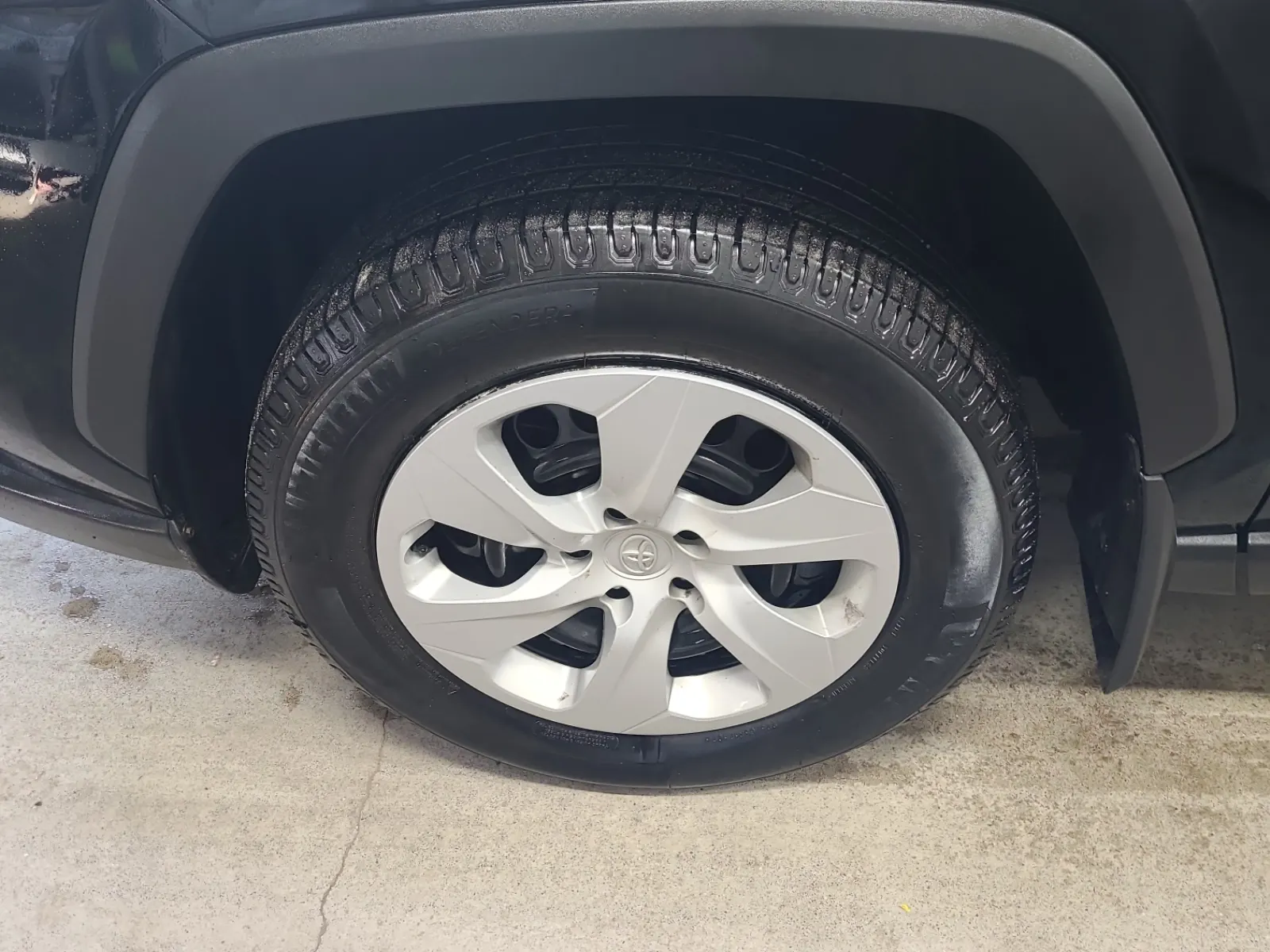 Front driver wheel/tire photo