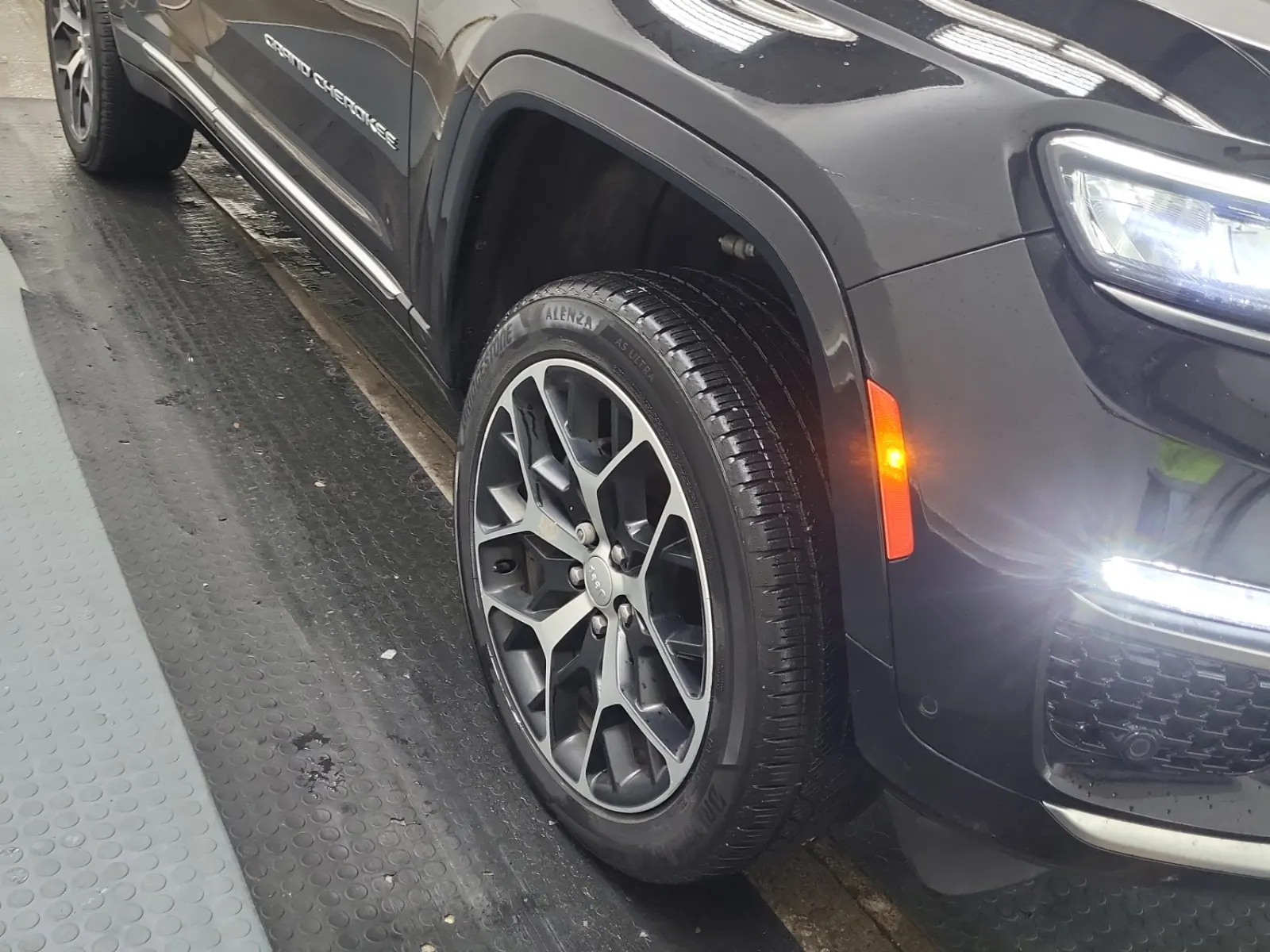 Right Front Wheel/Tire Photo