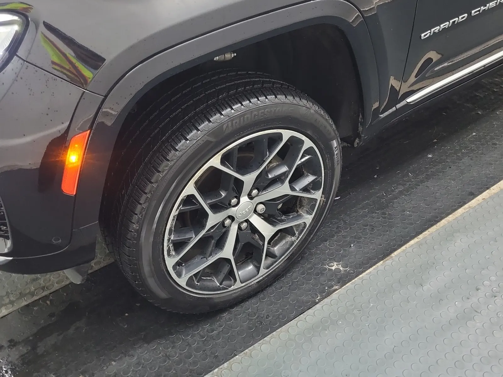Front driver wheel/tire photo