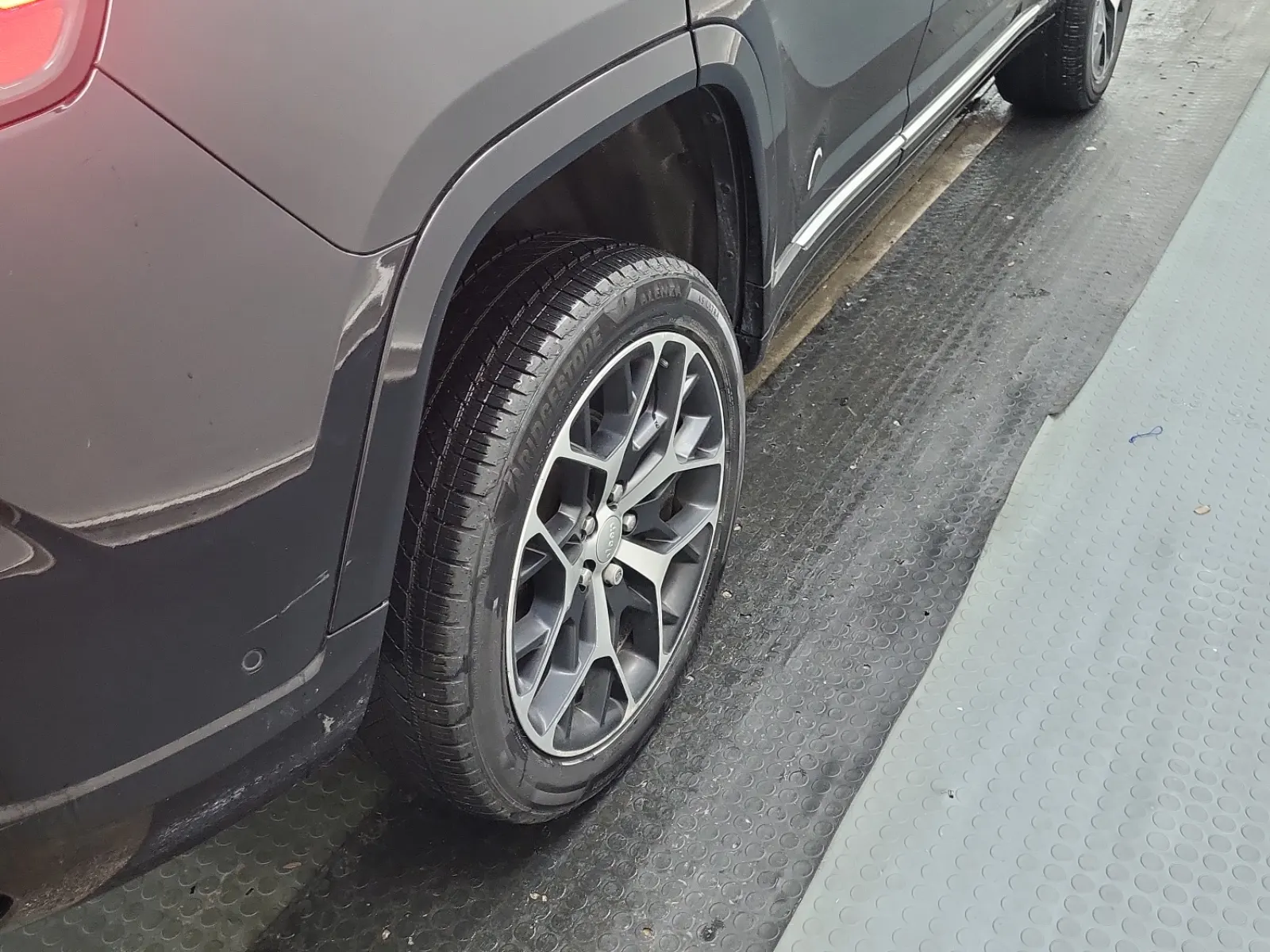 Right Rear Wheel/Tire Photo