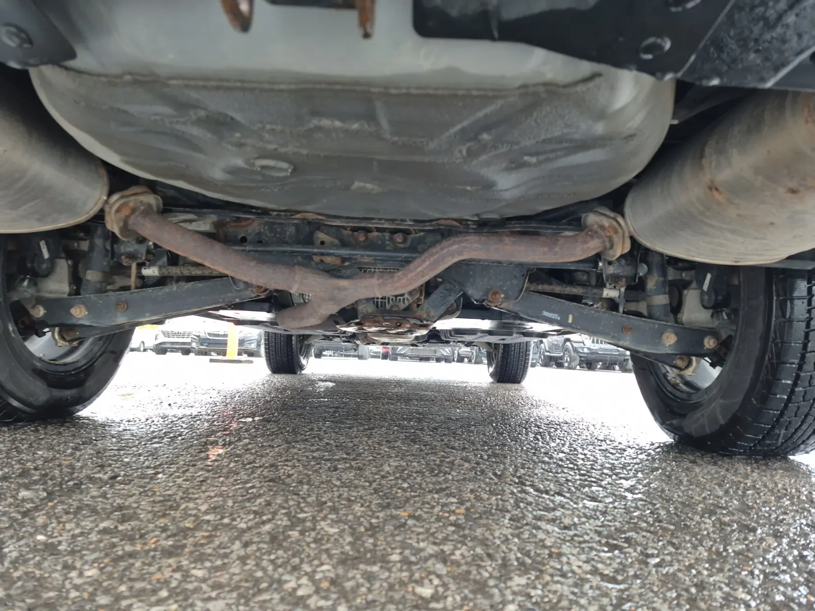 Undercarriage - Rear Photo