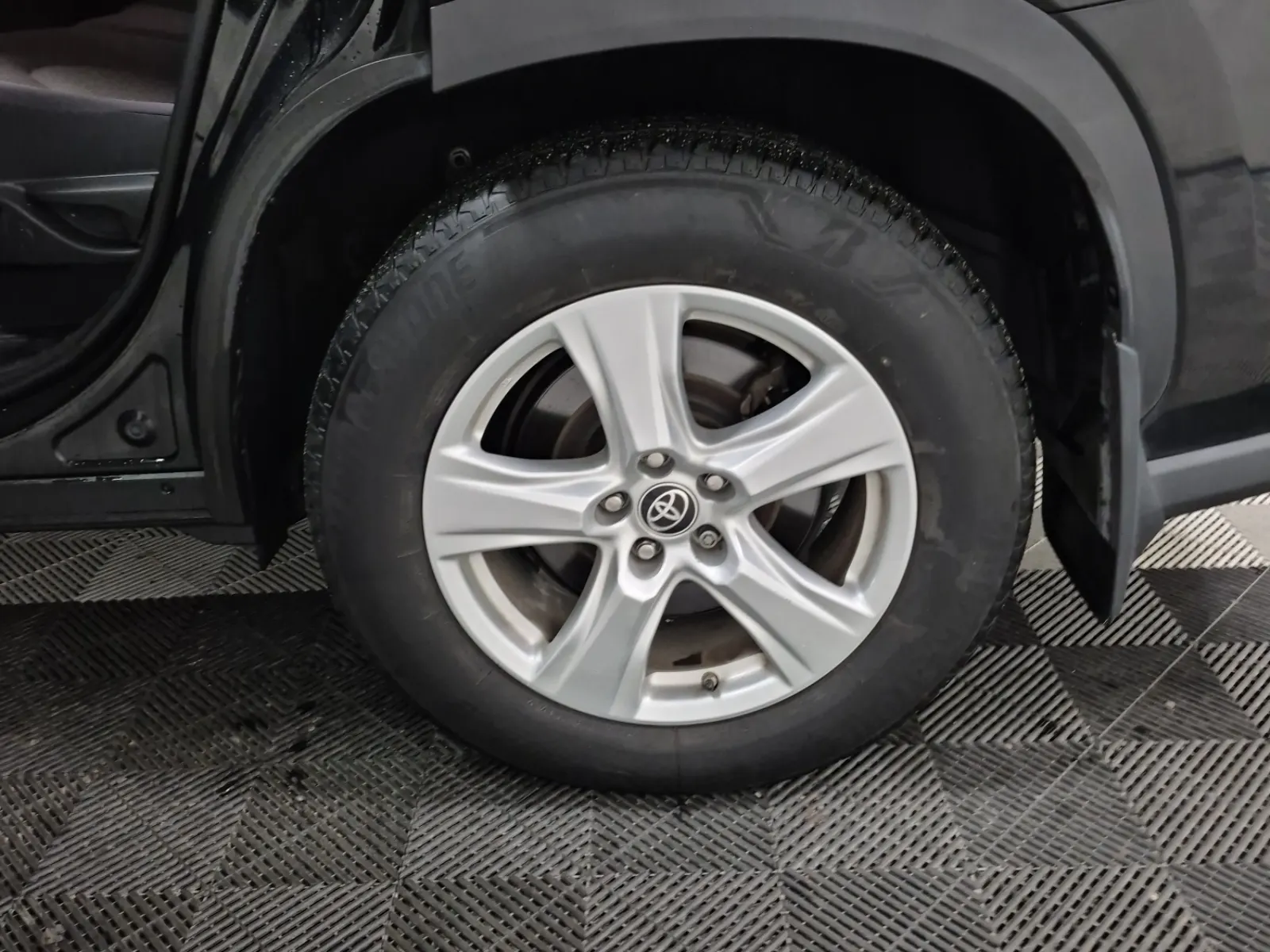 Left Rear Wheel/Tire Photo
