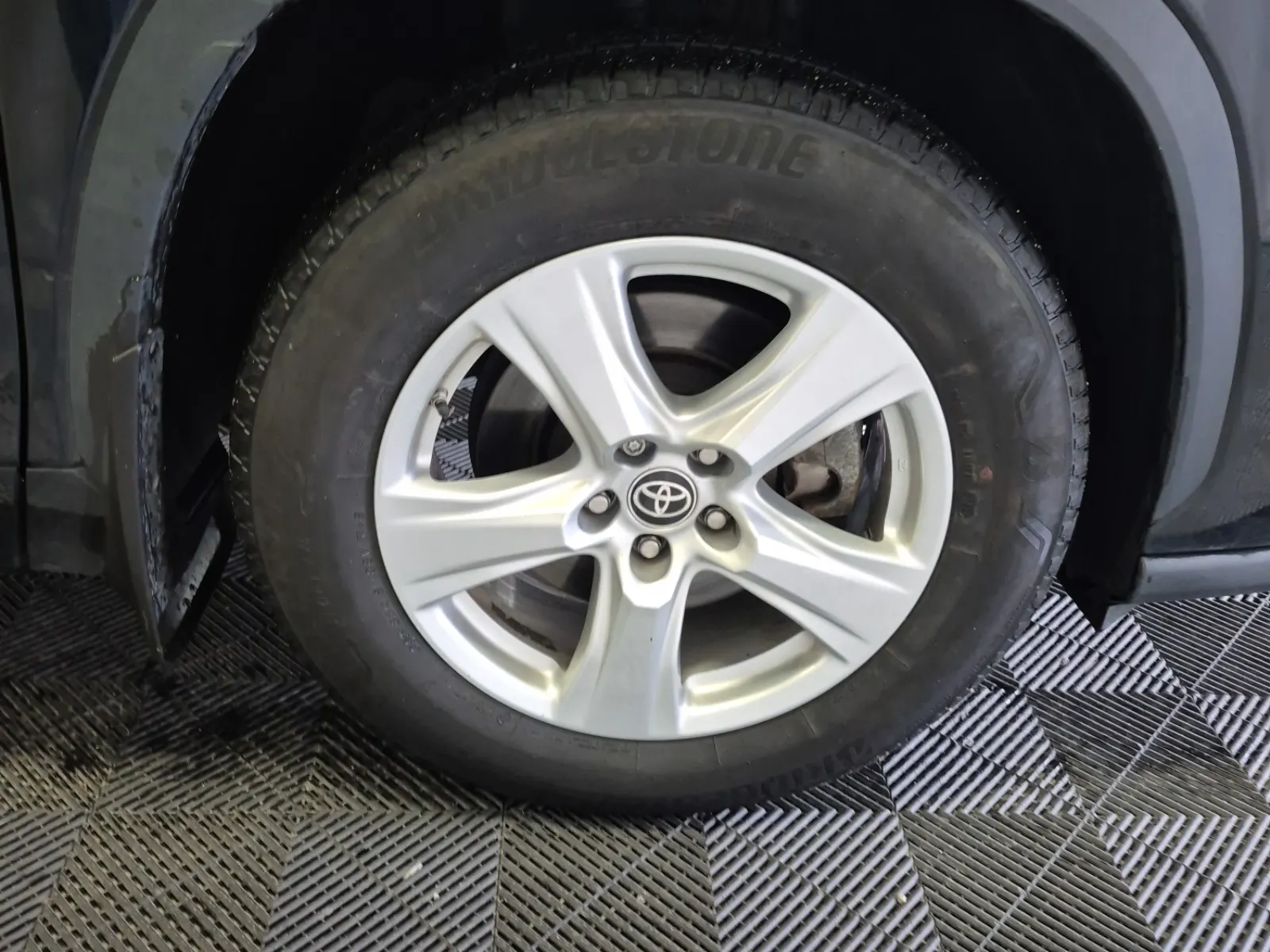 Right Front Wheel/Tire Photo