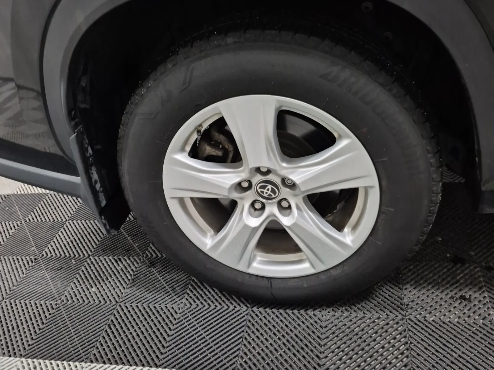 Right Rear Wheel/Tire Photo