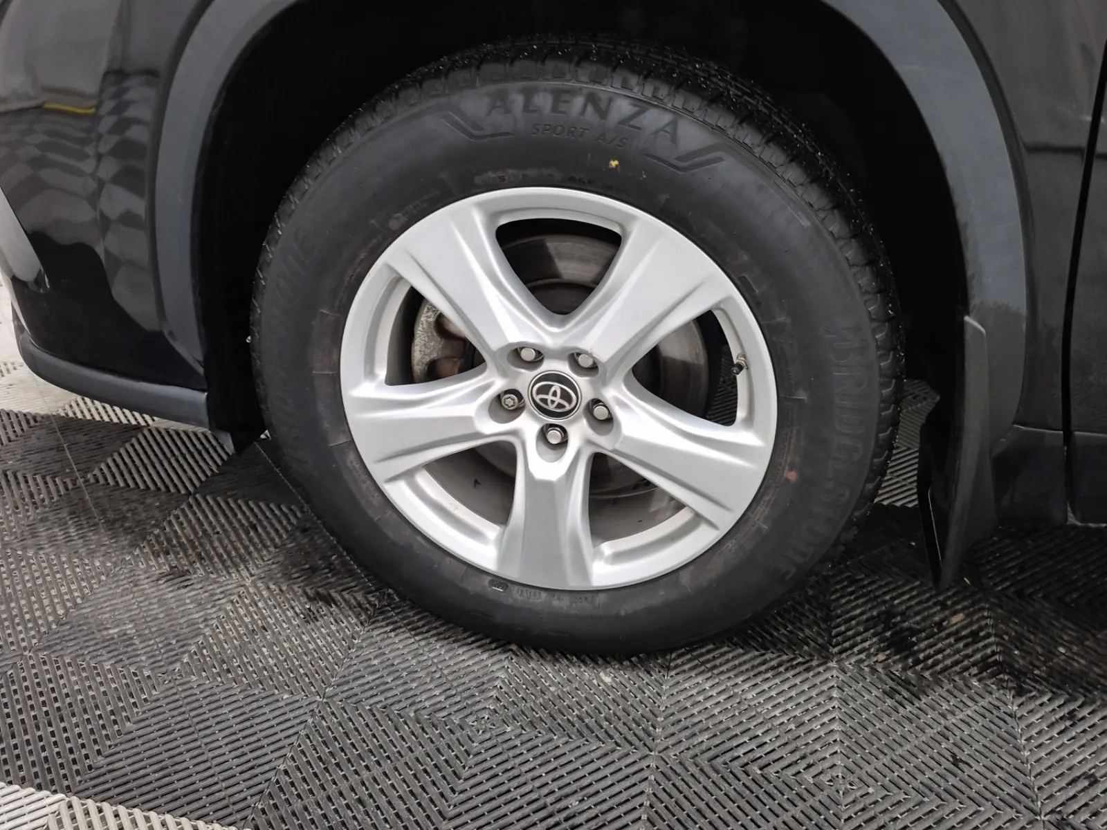 Front driver wheel/tire photo