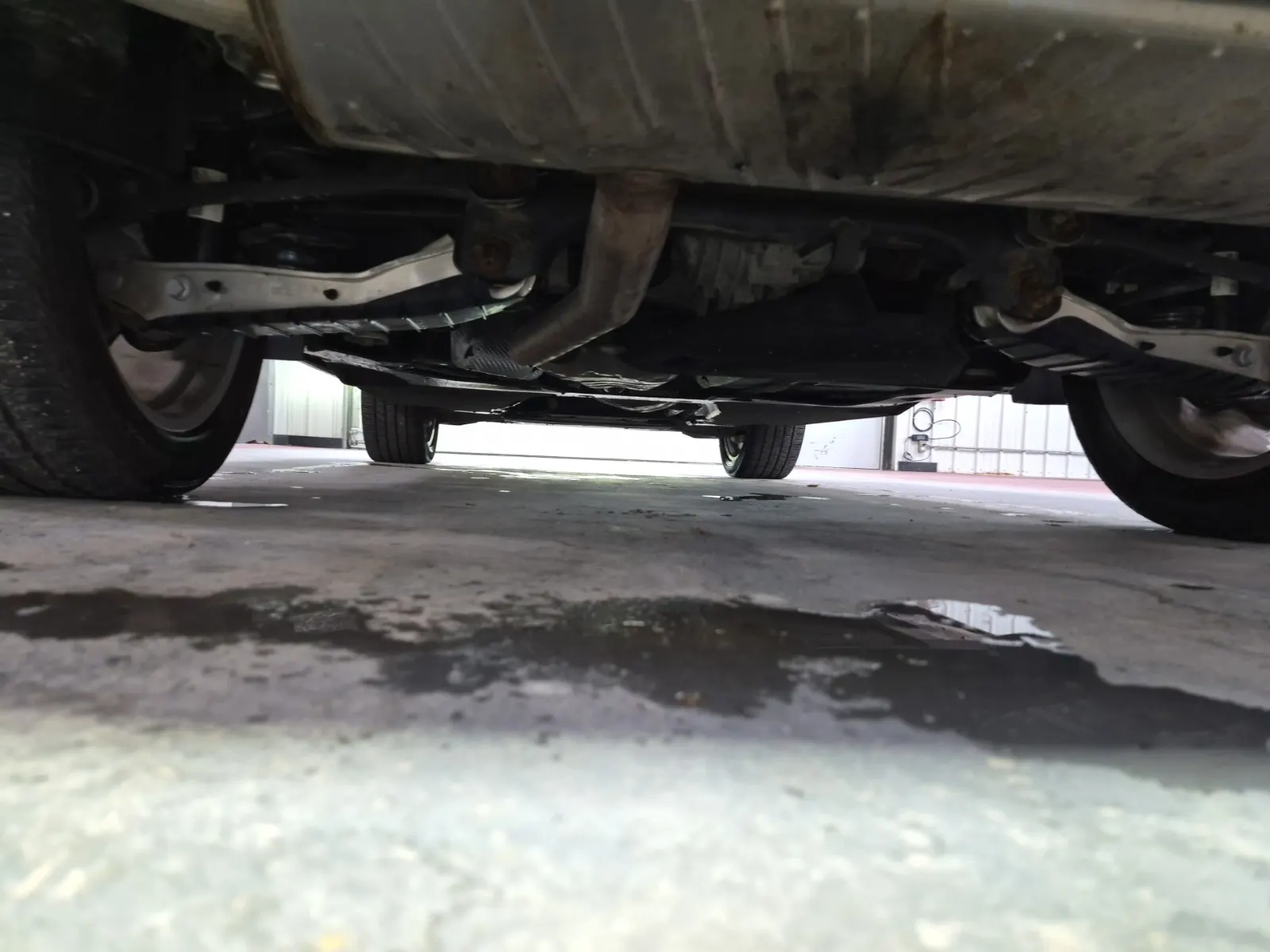 Undercarriage - Rear Photo