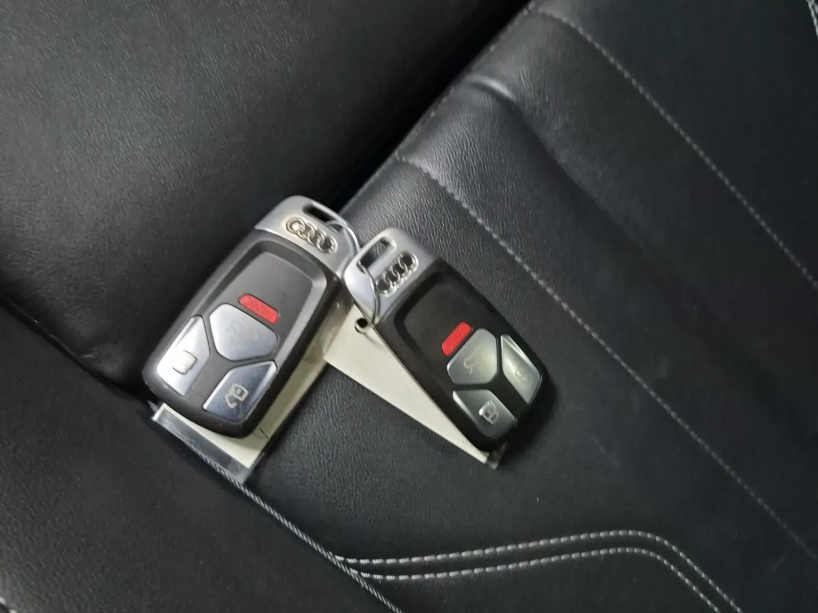 Keys/Fobs/Manual Photo
