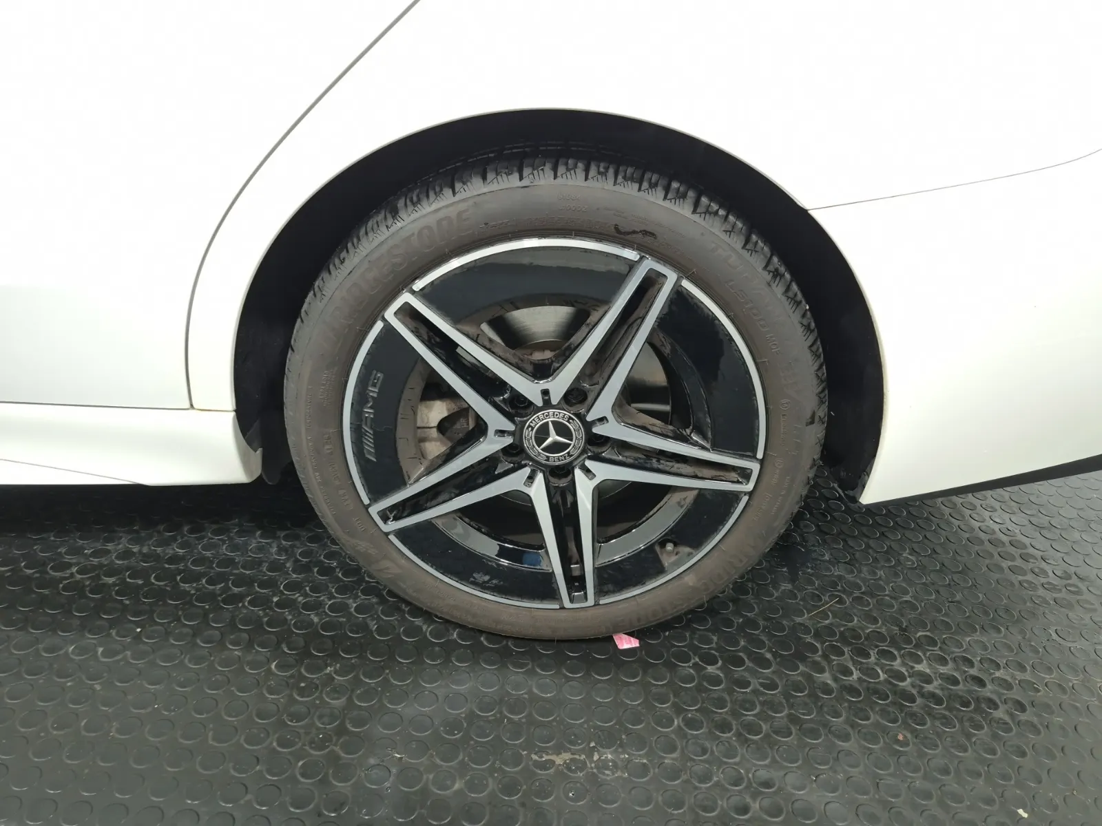 Left Rear Wheel/Tire Photo