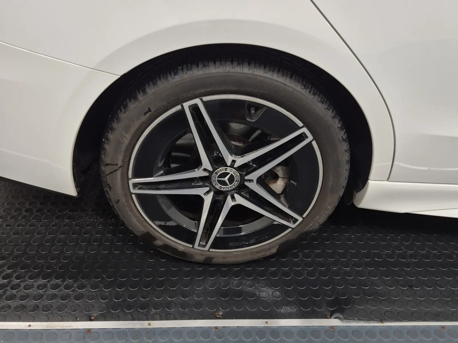 Right Rear Wheel/Tire Photo