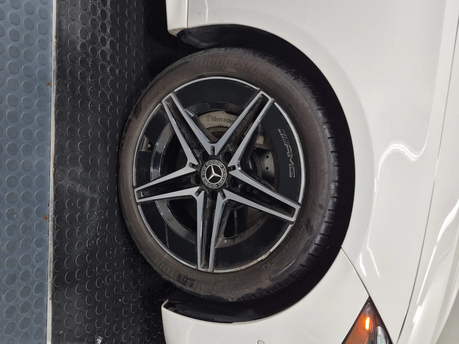 Right Front Wheel/Tire Photo