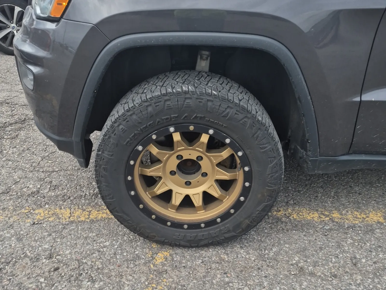 Front driver wheel/tire photo