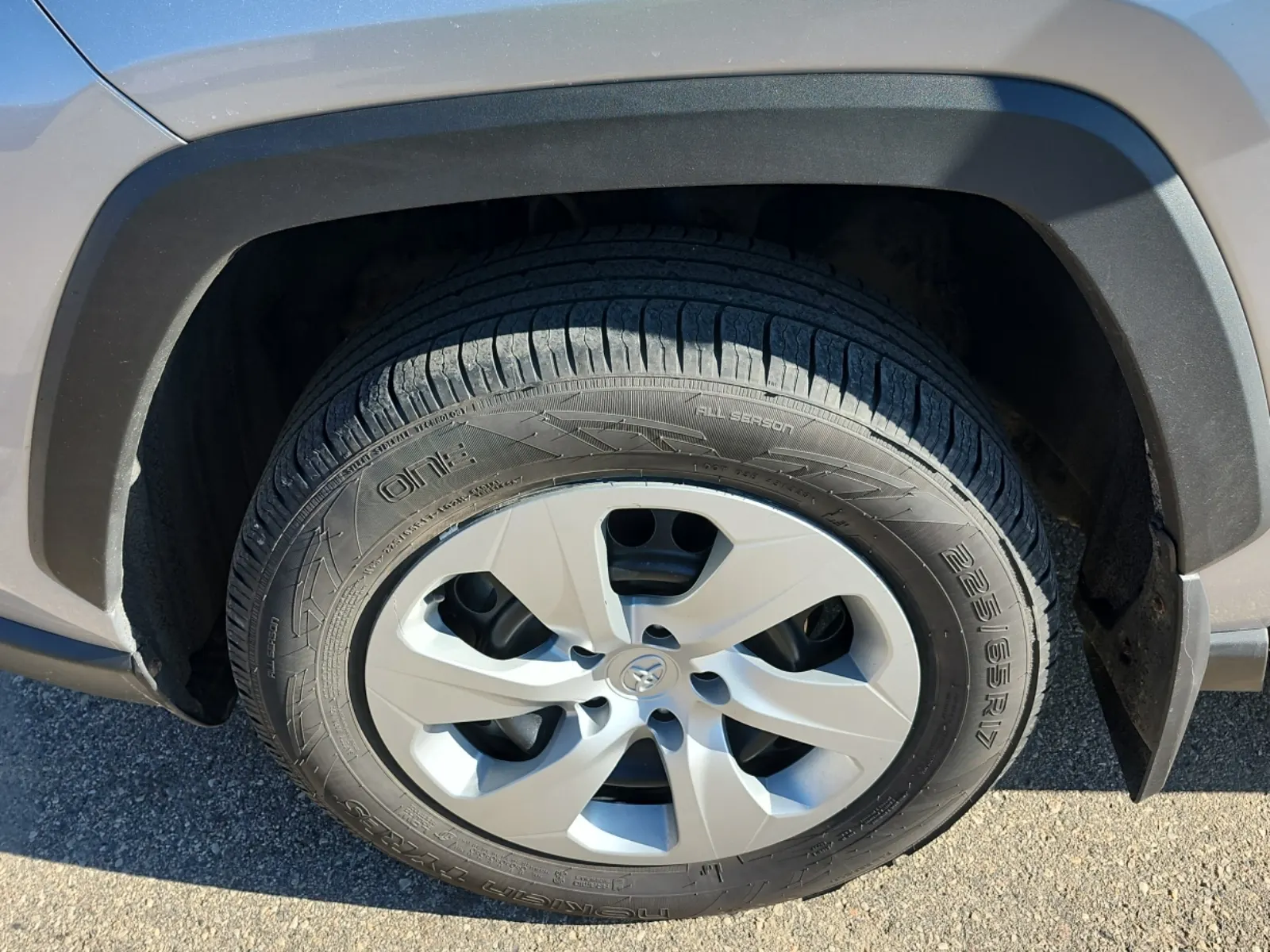 Front driver wheel/tire photo