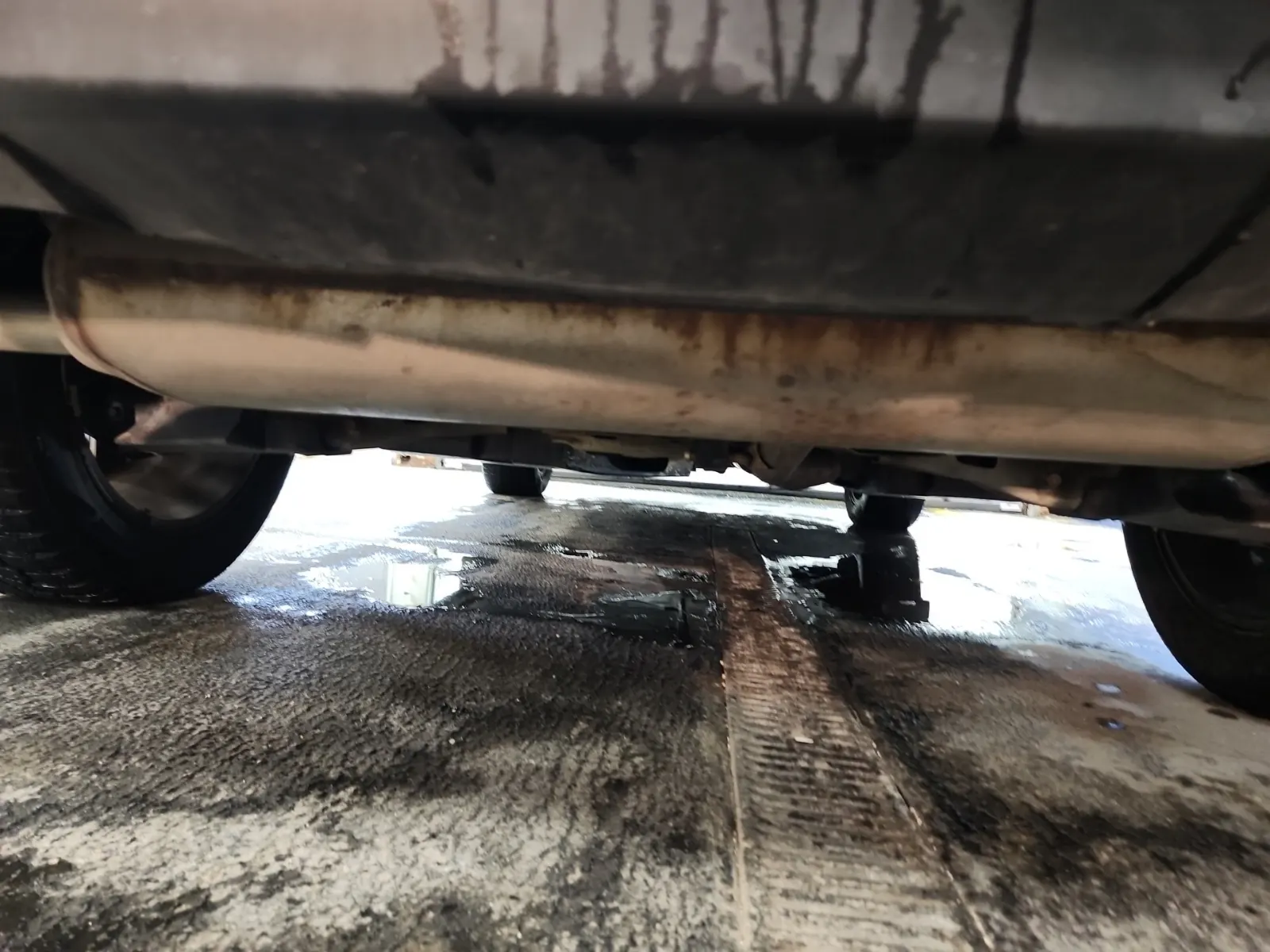 Undercarriage - Rear Photo