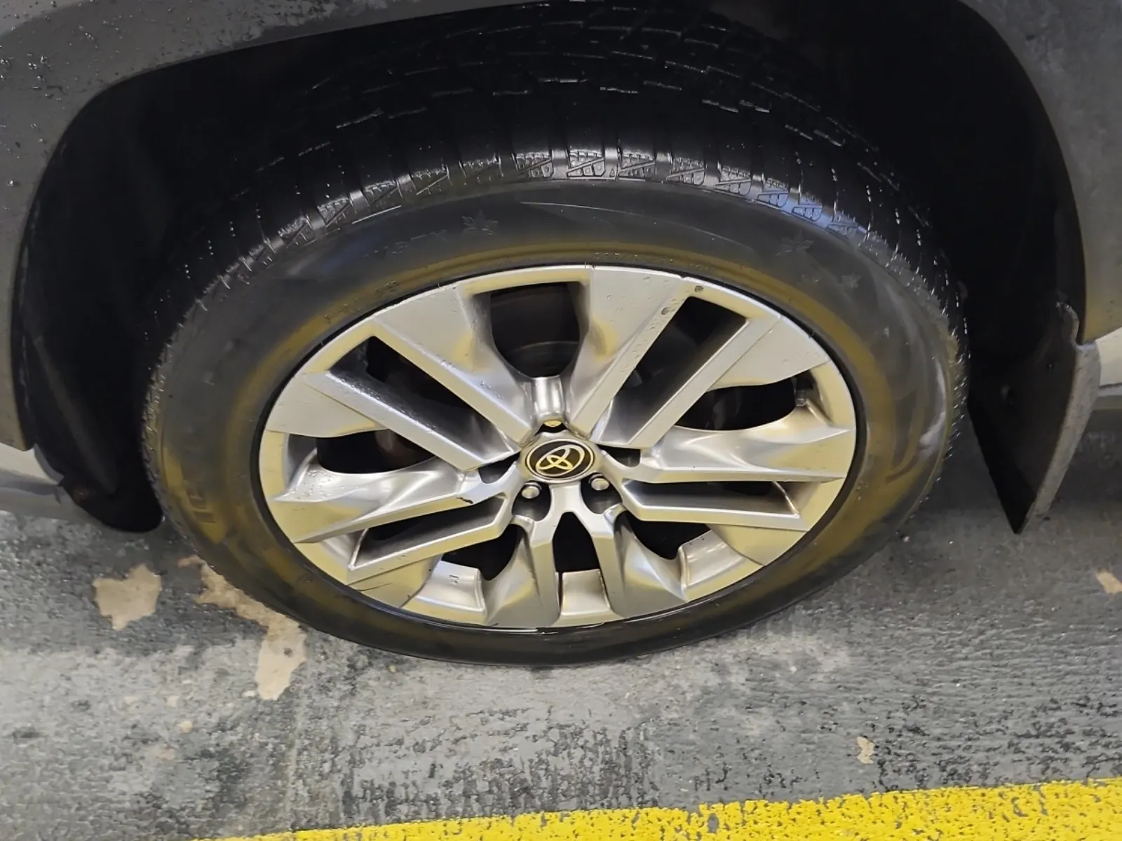 Front driver wheel/tire photo
