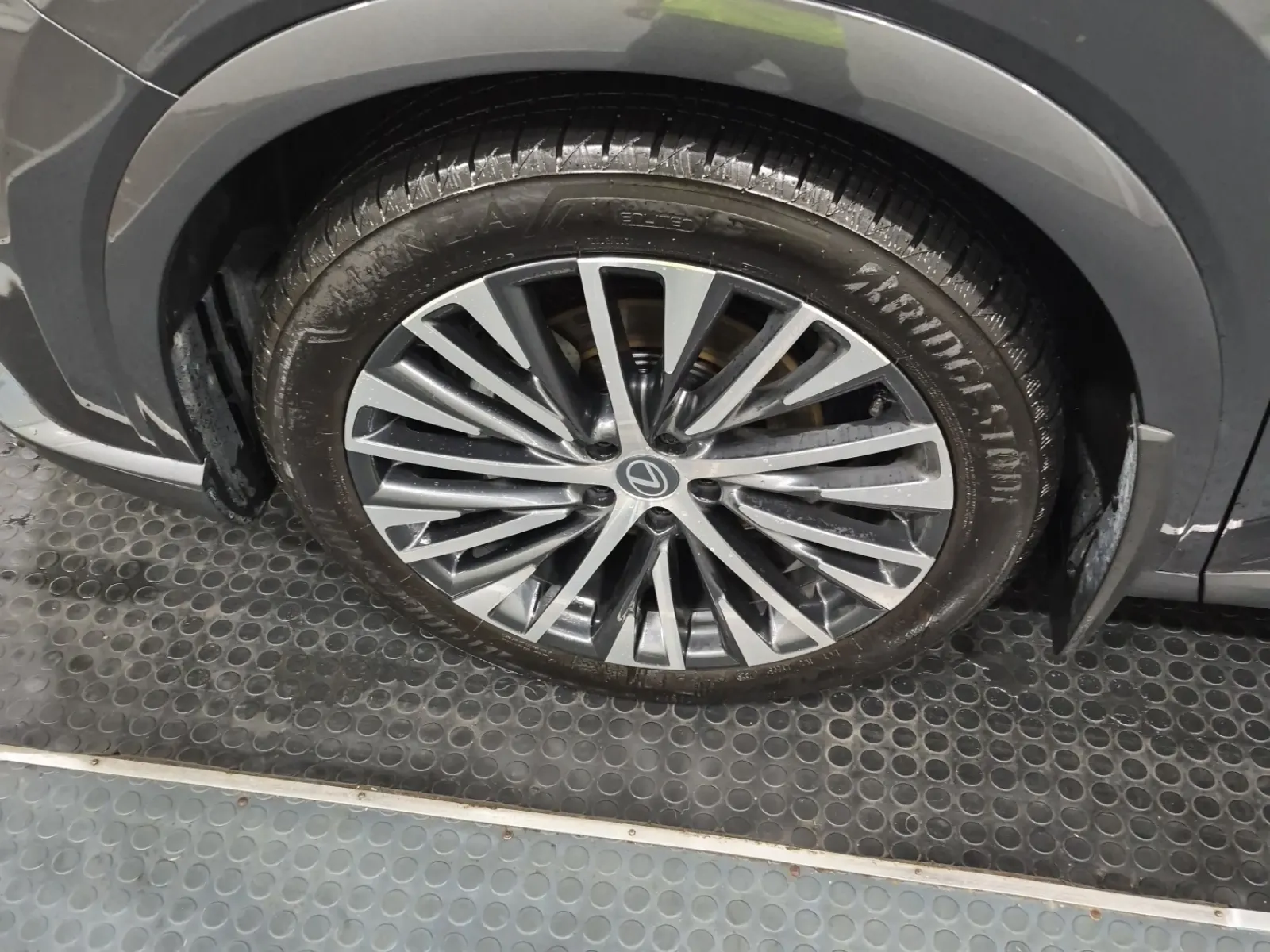 Front driver wheel/tire photo