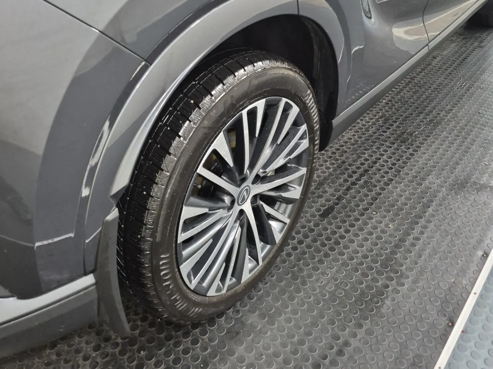 Right Rear Wheel/Tire Photo