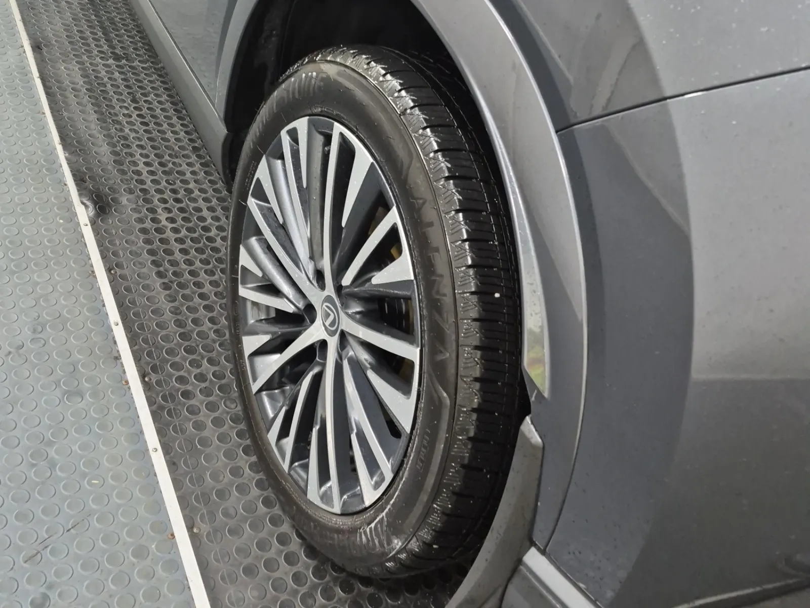 Left Rear Wheel/Tire Photo