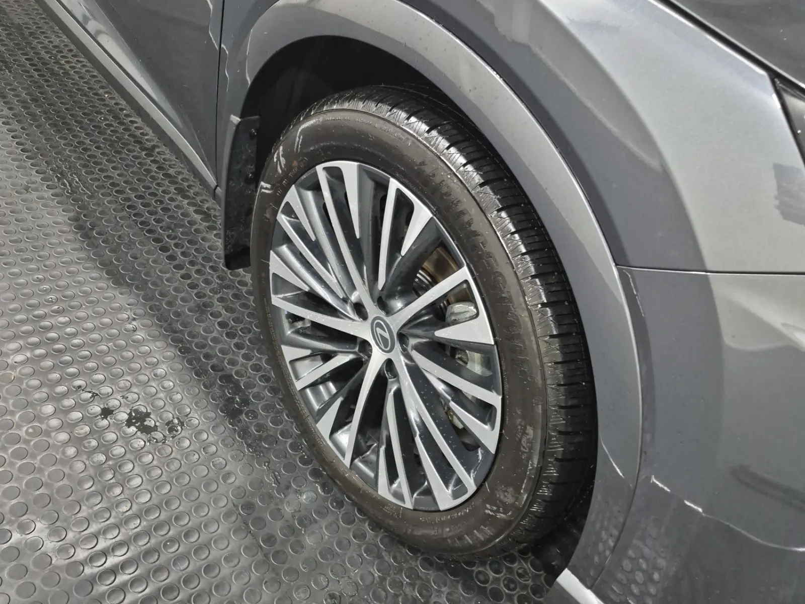 Right Front Wheel/Tire Photo