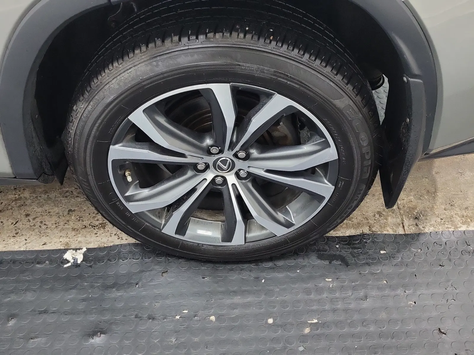 Left Rear Wheel/Tire Photo