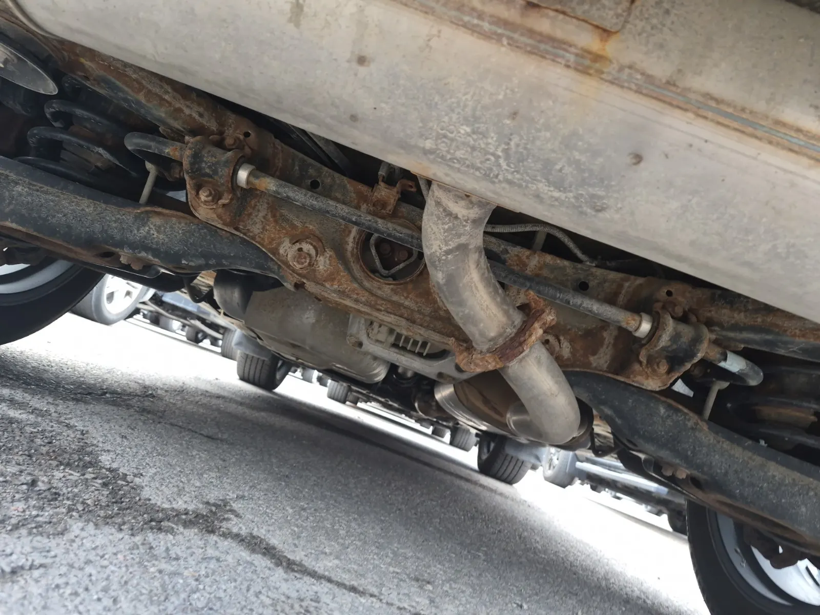 Undercarriage - Rear Photo