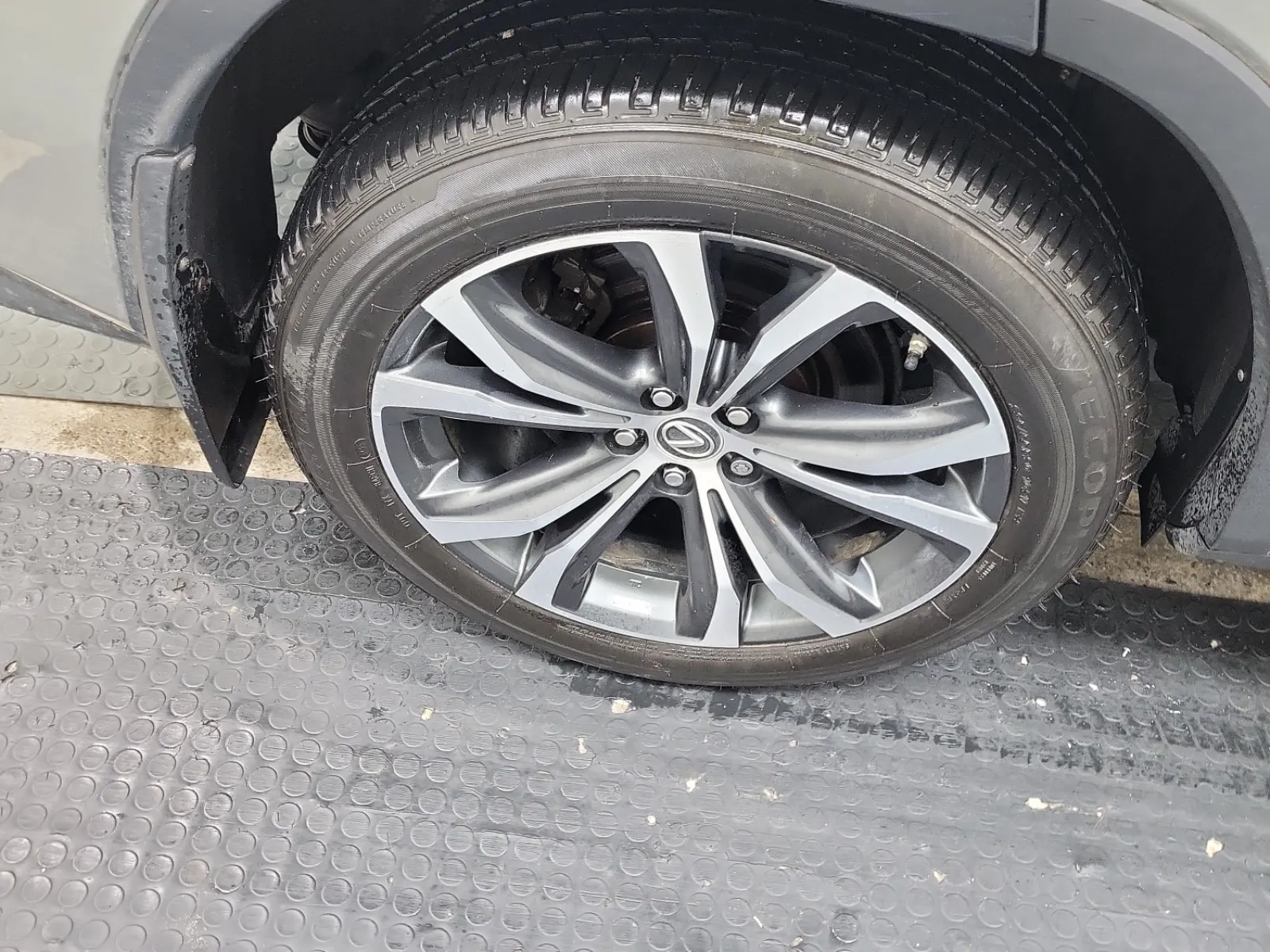 Right Rear Wheel/Tire Photo