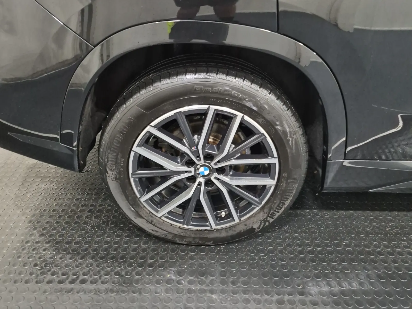 Right Rear Wheel/Tire Photo