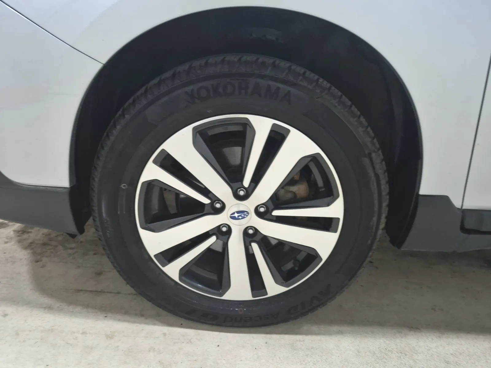 Front driver wheel/tire photo