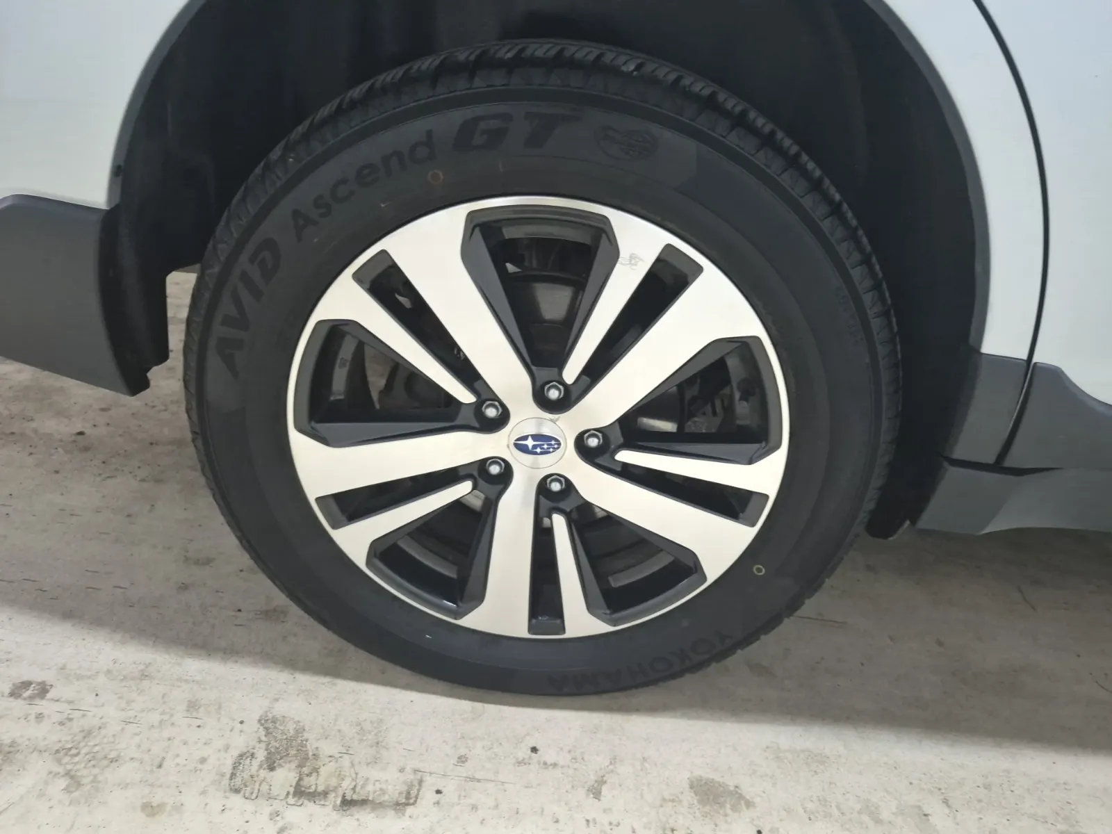 Right Rear Wheel/Tire Photo