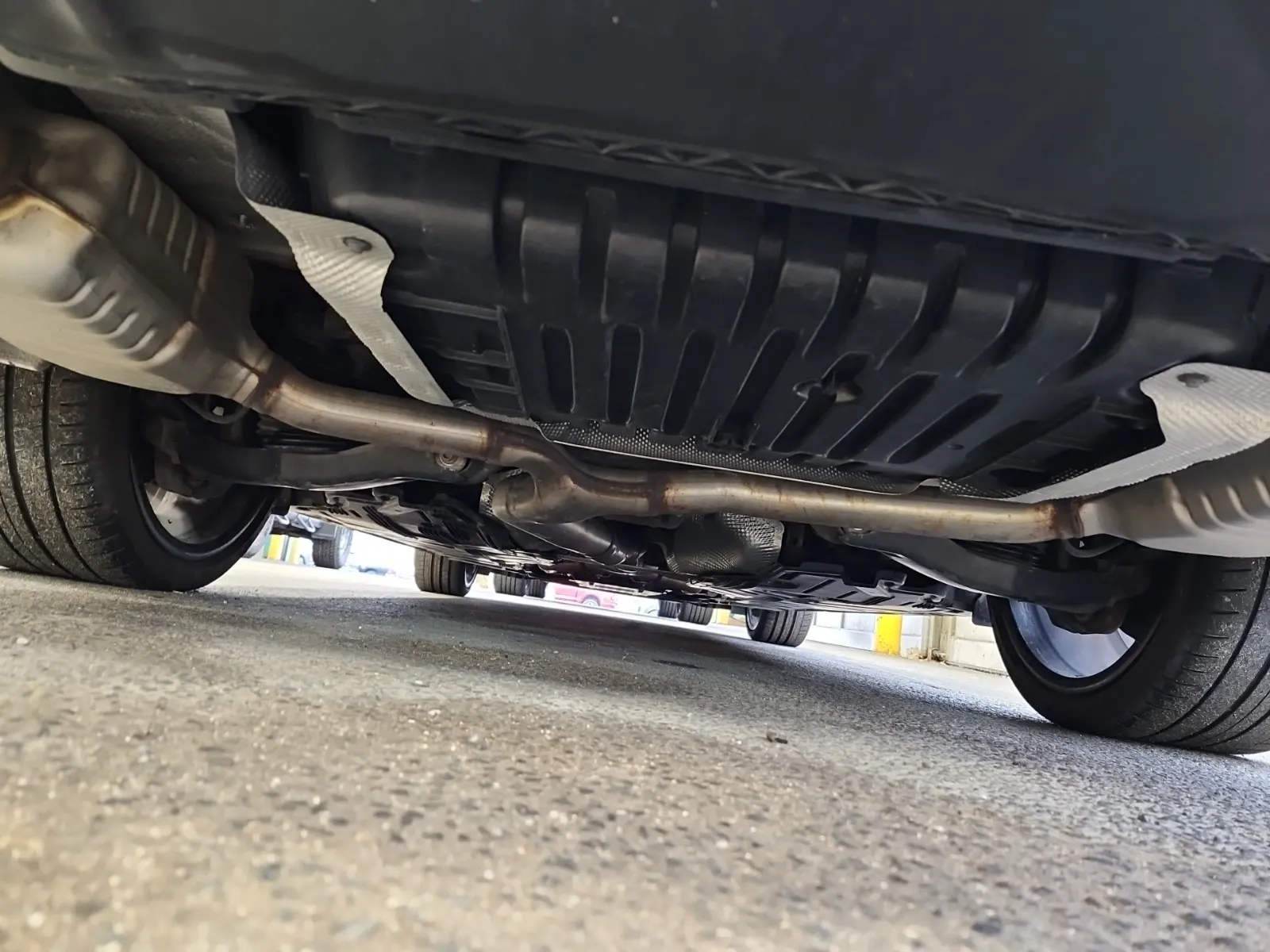 Undercarriage - Rear Photo
