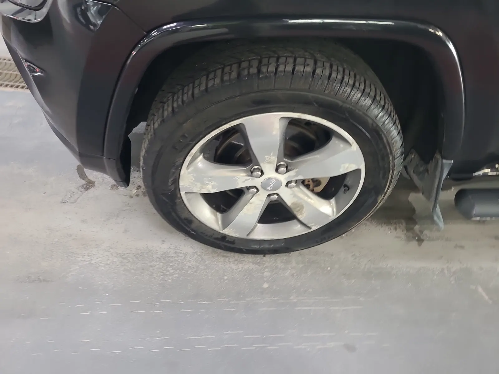 Front driver wheel/tire photo
