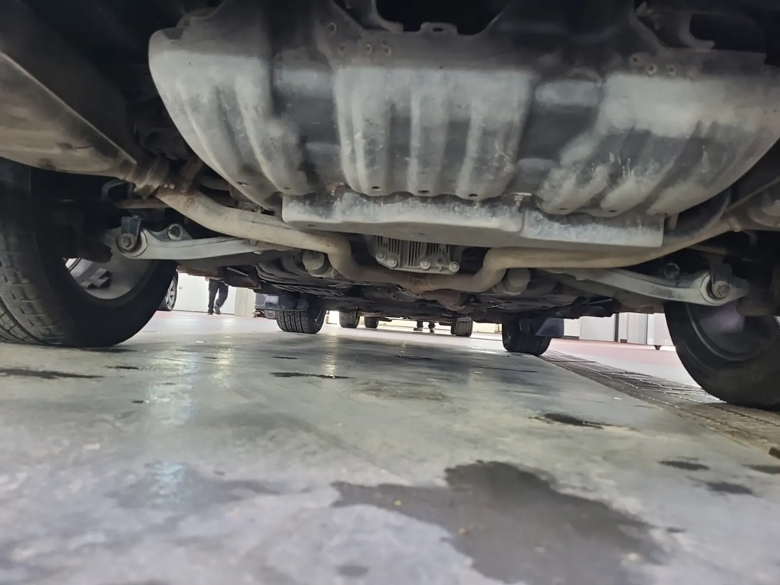 Undercarriage - Rear Photo