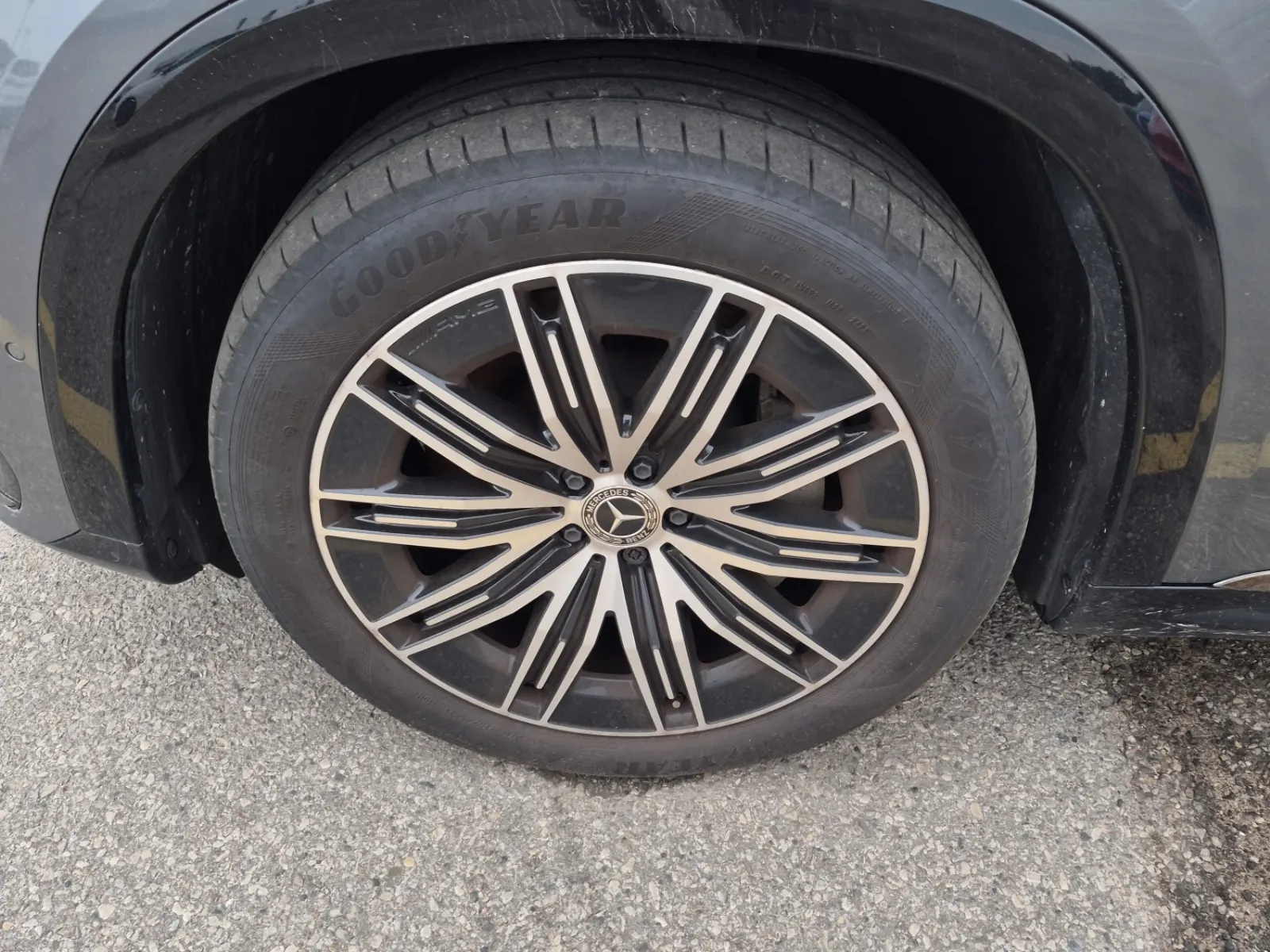Front driver wheel/tire photo