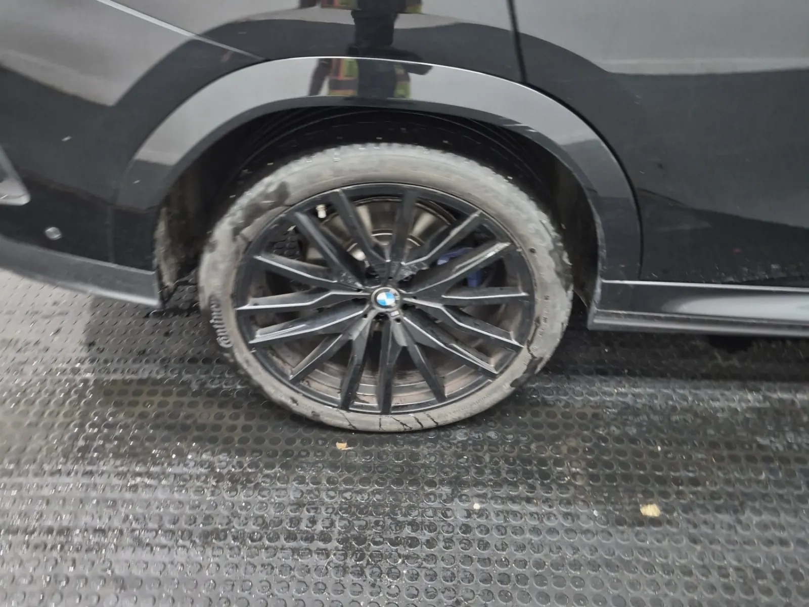 Right Rear Wheel/Tire Photo