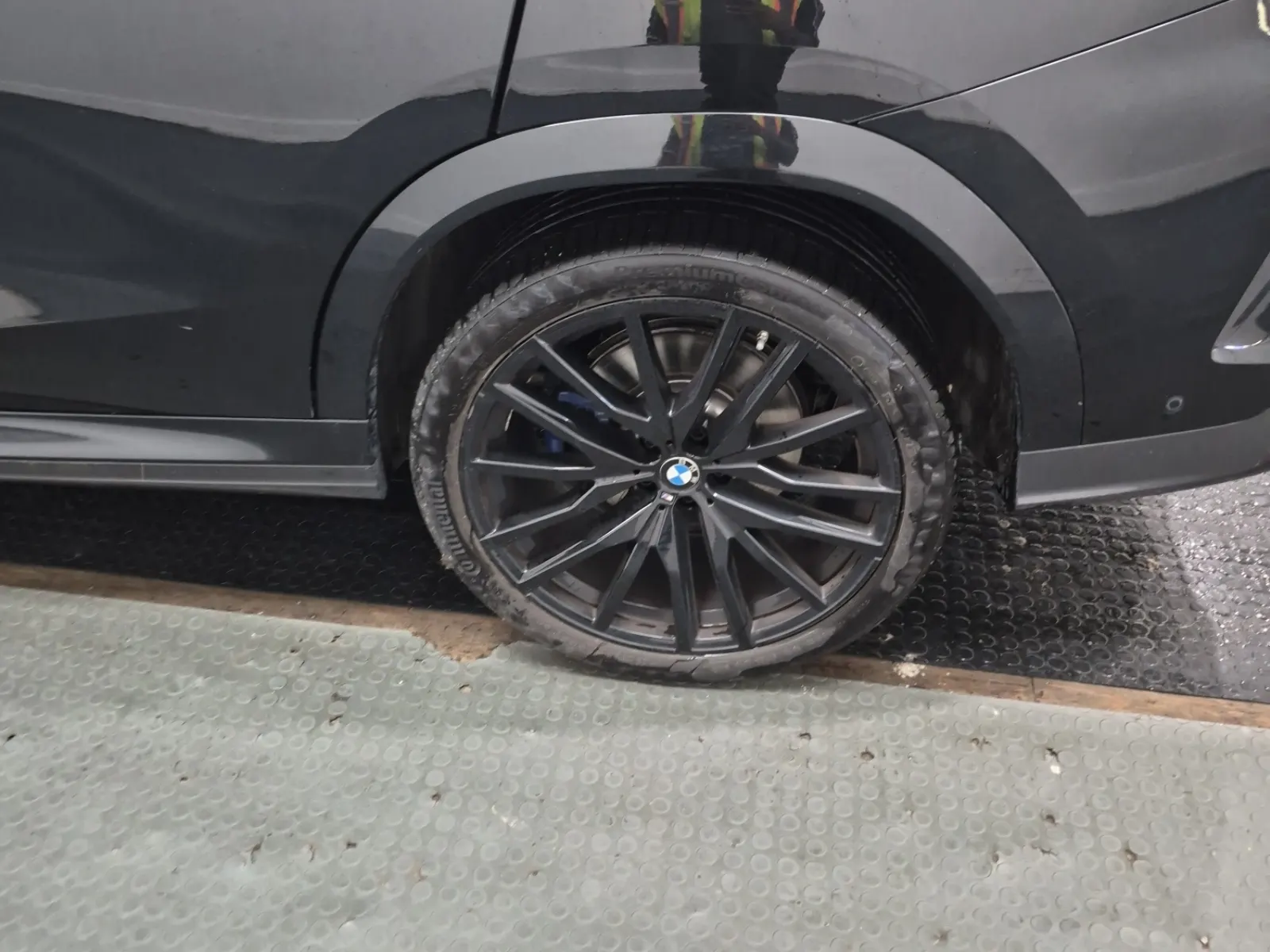 Left Rear Wheel/Tire Photo