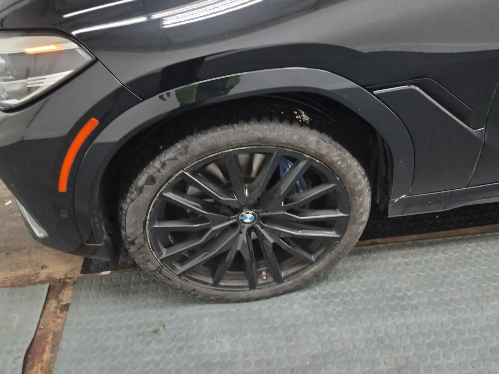 Front driver wheel/tire photo